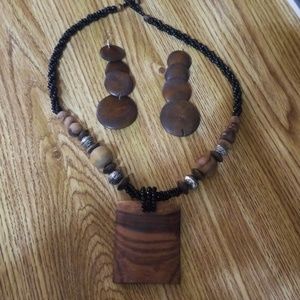Necklace and earrings wood